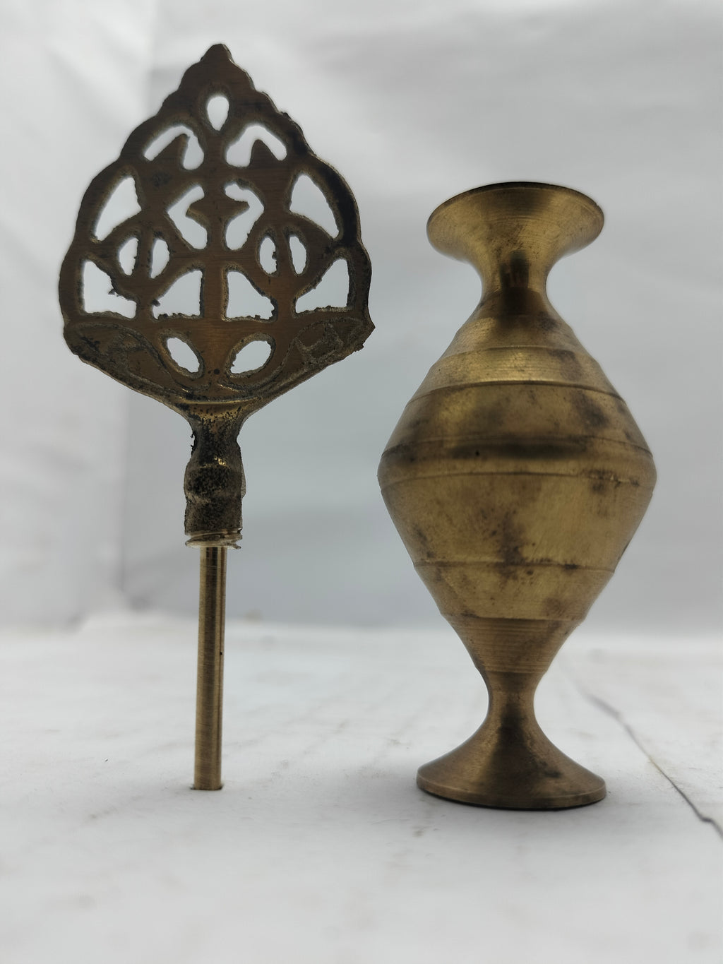 Handcrafted Brass Surmedani – Traditional Surma Holder | AL WAHIDI